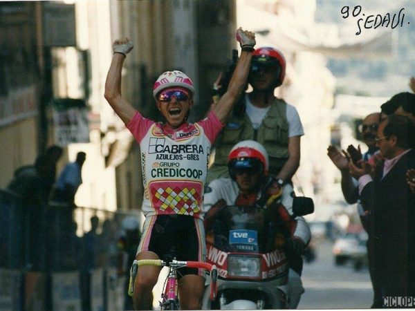 Montoro ganando la primera etapa de la Vuelta Sedaví 1990